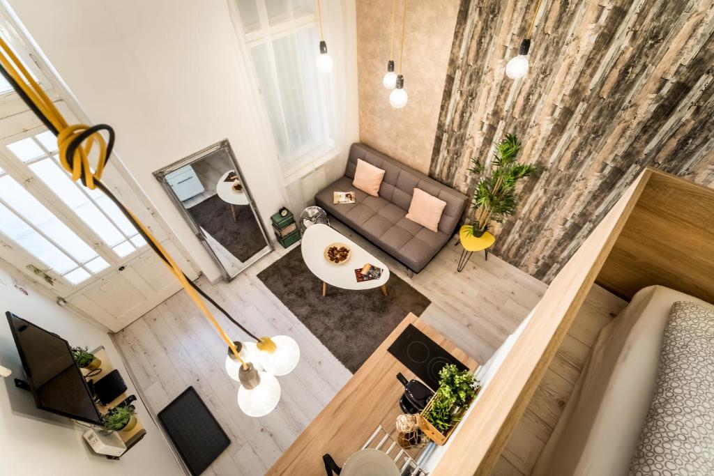 ブダペストにあるBpR Little Attractico Apartmentのソファ付きのリビングルームのオーバーヘッドビュー