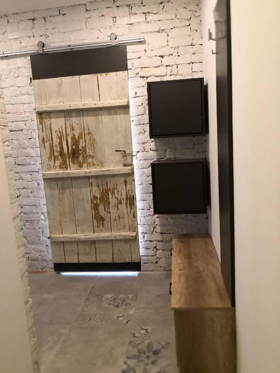 ein Raum mit zwei Fenstern und einer Ziegelwand in der Unterkunft Mihajlovik LUX Apartment in Heart of SKOPJE in Skopje