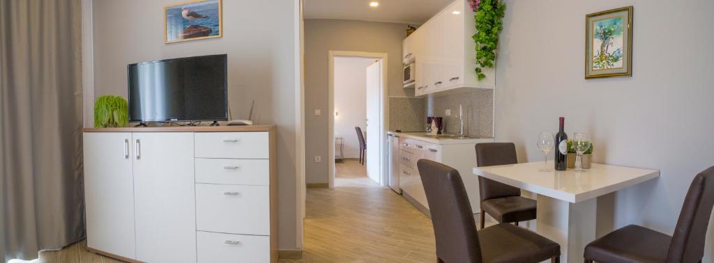 Kuchyňa alebo kuchynka v ubytovaní Apartments Smokva