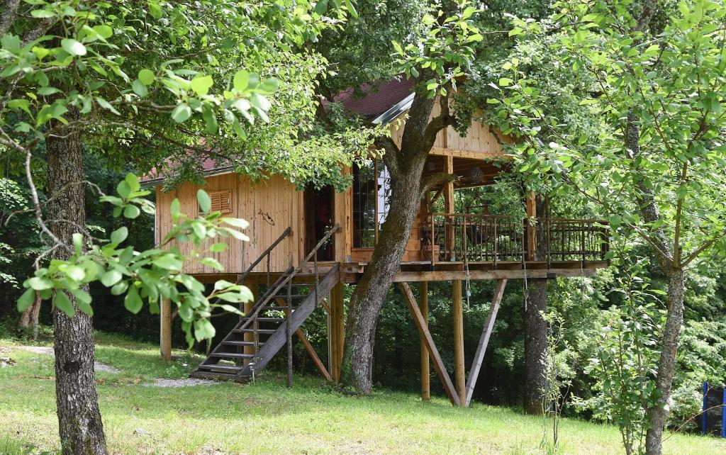 una casa en el árbol en medio de dos árboles en Treehouse Resnice -Mrežnica, en Barilović