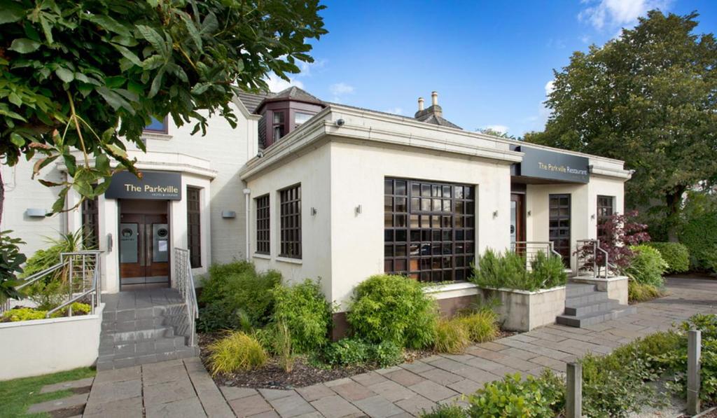 um edifício branco com uma livraria em The Parkville Hotel em Hamilton