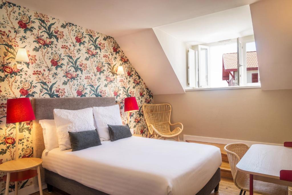 Postel nebo postele na pokoji v ubytování Hotel Edouard VII
