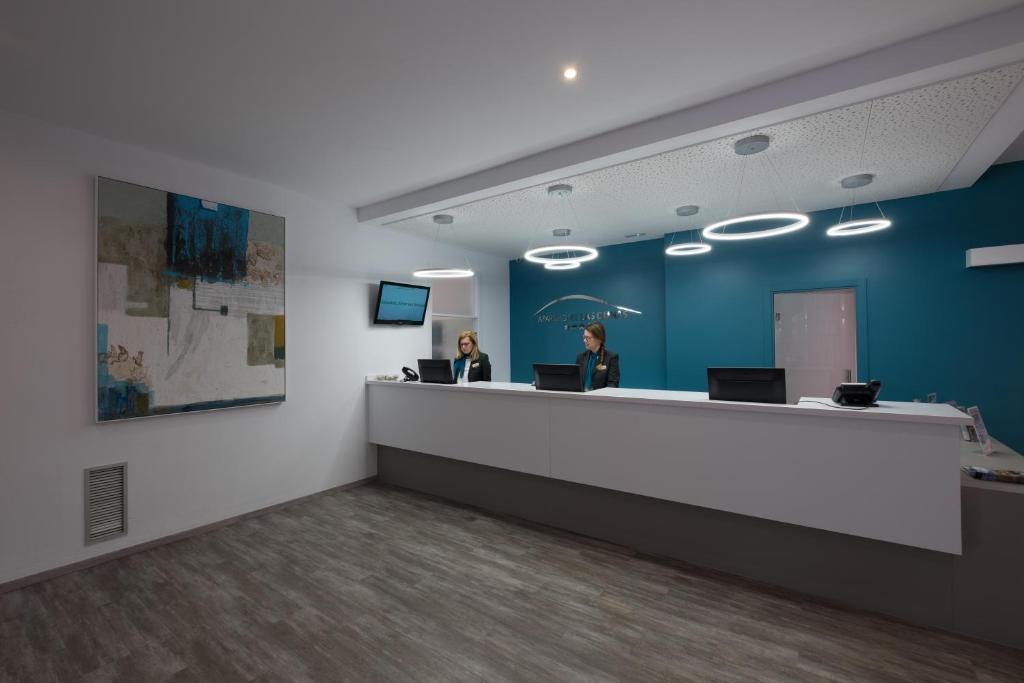 A television and/or entertainment centre at Aparthotel las Dunas