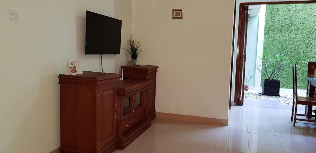 TV a/nebo společenská místnost v ubytování Rumah Satoe