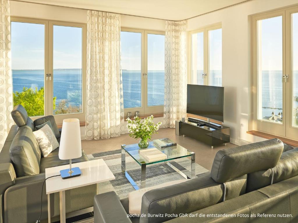 un soggiorno con un divano e una televisione di "FIRST" Sellin Penthouse "Meerblick & SPA" a Ostseebad Sellin
