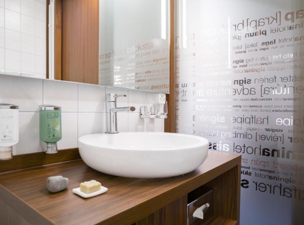 Koupelna v ubytování signinahotel