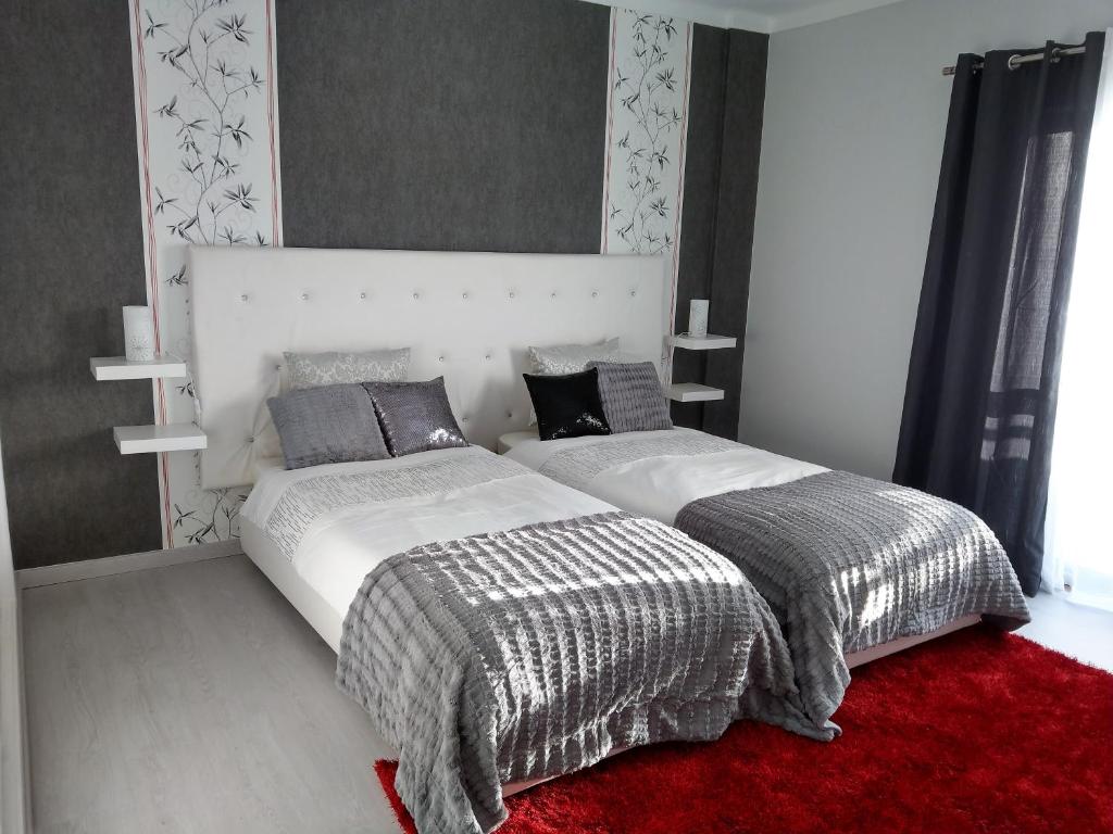 アルブフェイラにあるPanoramic Sea View 1 Bedroom Apartmentのベッドルーム1室(ベッド2台、赤い敷物付)