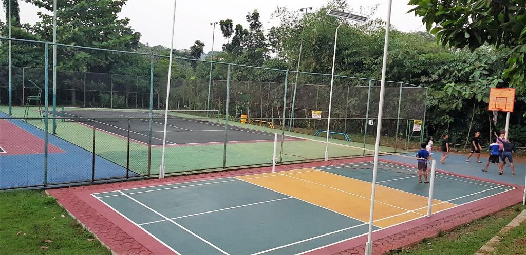 Tenis a/nebo squash v ubytování Rumah Satoe nebo okolí