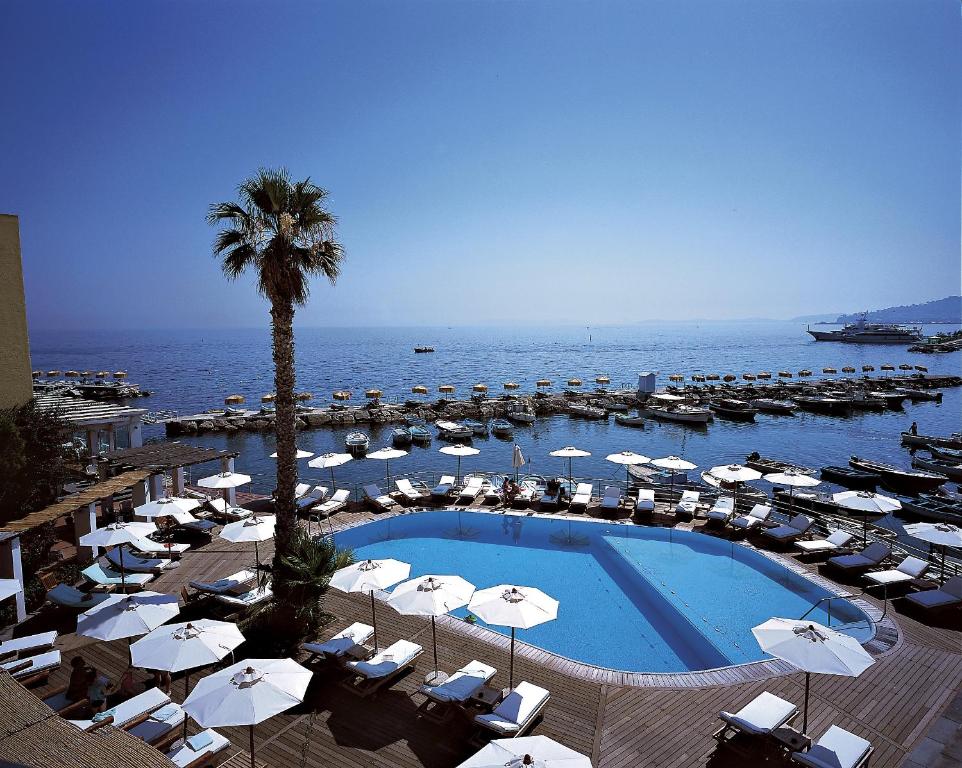 Bazén v ubytování Regina Isabella-Resort Spa Restaurant nebo v jeho okolí