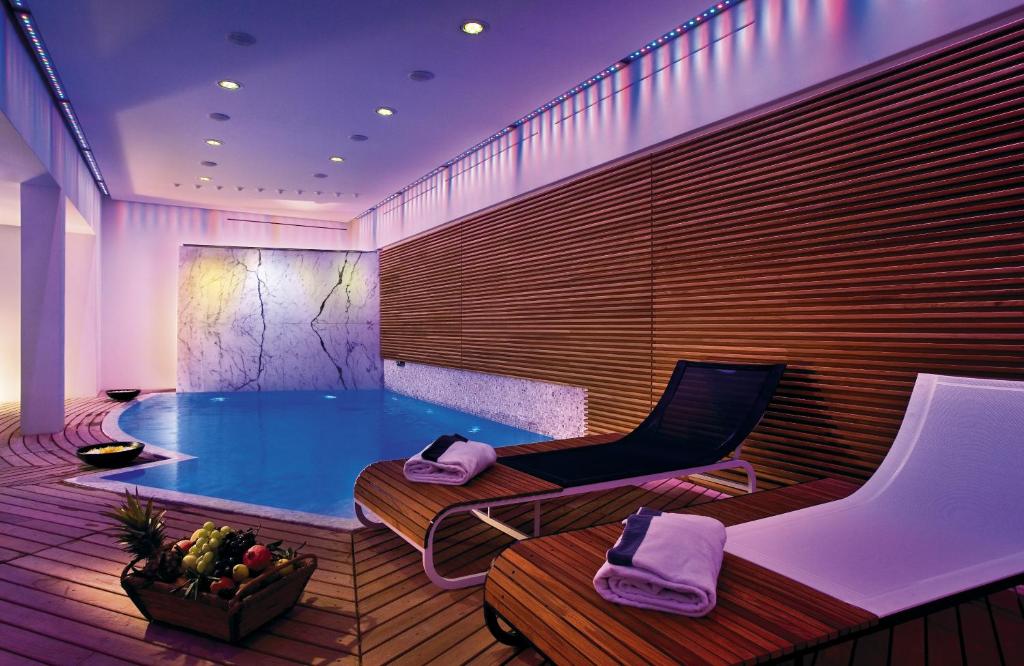 Bazén v ubytování Regina Isabella-Resort Spa Restaurant nebo v jeho okolí