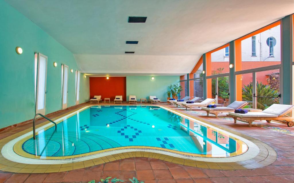 Bazén v ubytování Regina Isabella-Resort Spa Restaurant nebo v jeho okolí