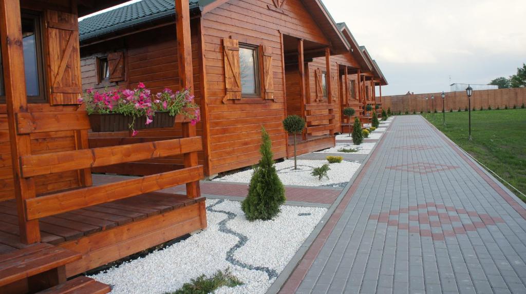 JezierzanyにあるSun holidayの花の木造家屋