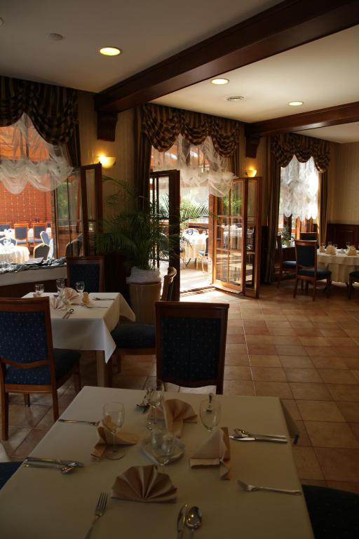 Reštaurácia alebo iné gastronomické zariadenie v ubytovaní Hotel Belfer