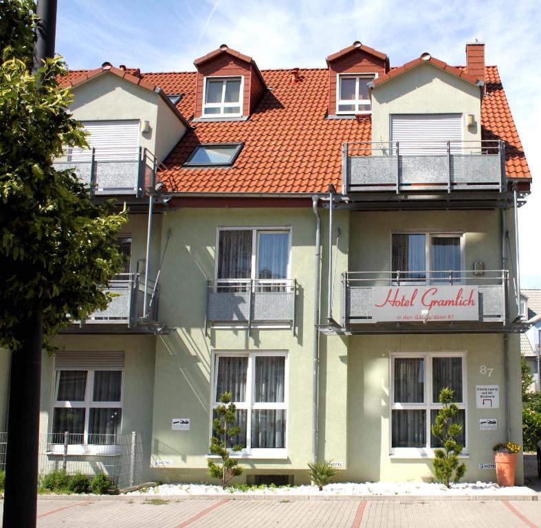 un bâtiment vert avec un toit rouge dans l'établissement Hotel Gramlich, à Heddesheim