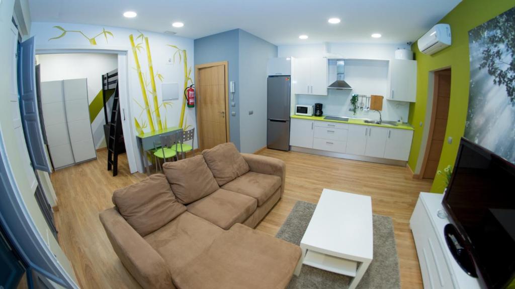 a living room with a couch and a kitchen at Apartamento Deluxe in Zamora