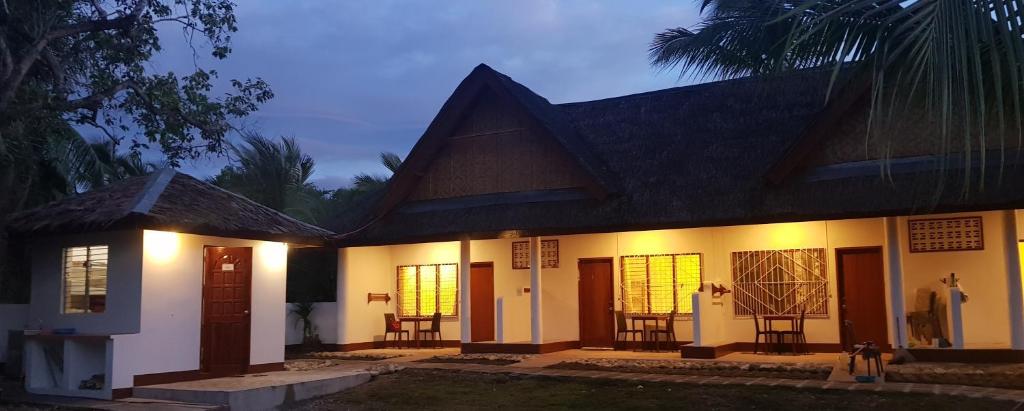 uma casa com um telhado escuro e algumas janelas em Divers Lodge Moalboal em Moalboal