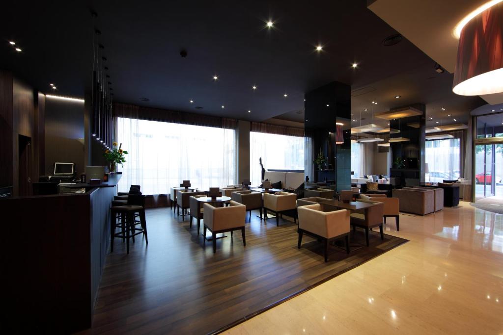 Attica 21 Barcelona Mar - Resim 34