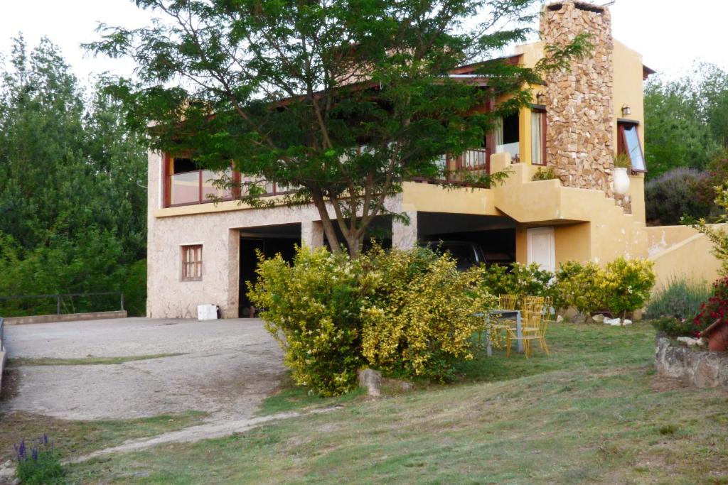 eine Außenansicht einer Villa mit einem Gebäude in der Unterkunft Terrazas al Champaqui in Villa Yacanto