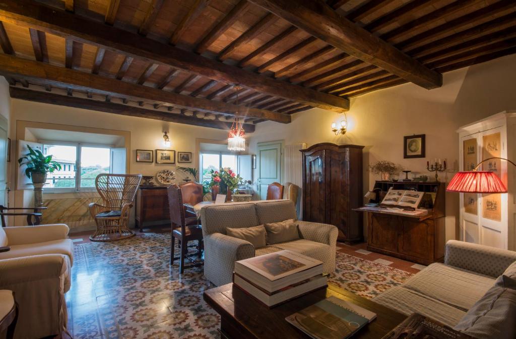 sala de estar con sofá y mesa en Residenza alla Lizza, en Siena