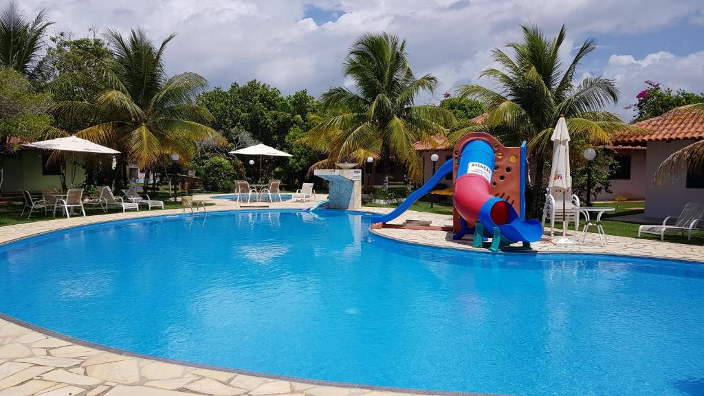 普拉多的住宿－Hotel Residencial do Mirante，度假村内带滑梯的游泳池