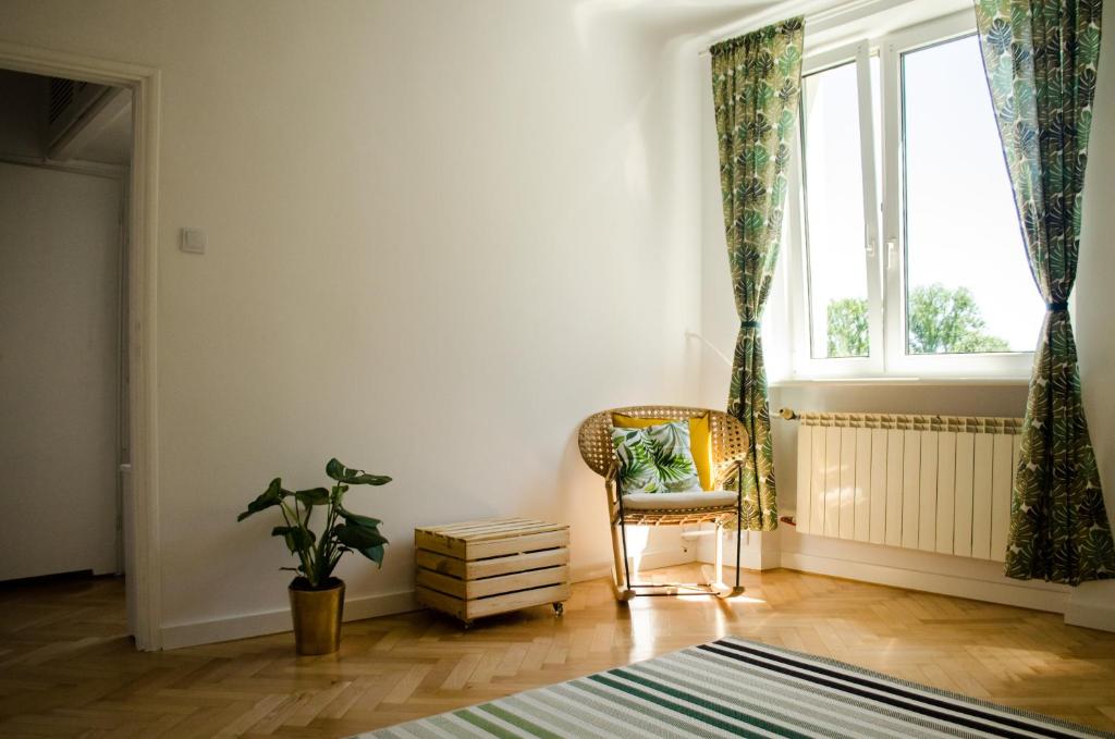 Posedenie v ubytovaní Slow Life Apartment next to Metro Station