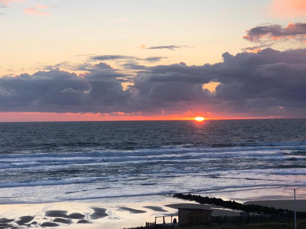 - un coucher de soleil sur l'océan dans l'établissement Sunset lovers, à Lacanau-Océan