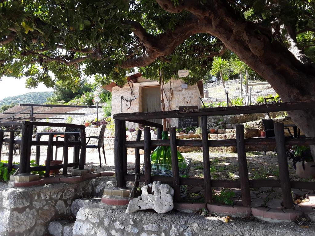 A garden outside B&B La Scapola