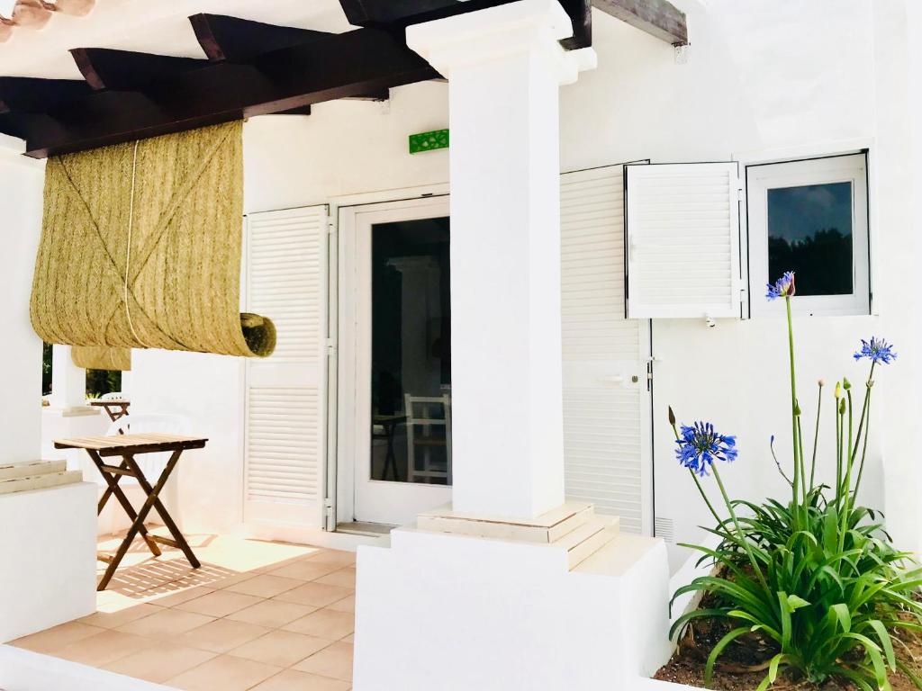 Biały dom z białym filarem i stołem w obiekcie Can Chumbera Formentera w mieście Cala Saona