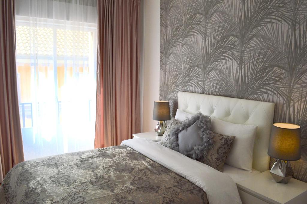 Palacio Apartments Madrid - Deluxe One-Bedroom Apartment With Balcony