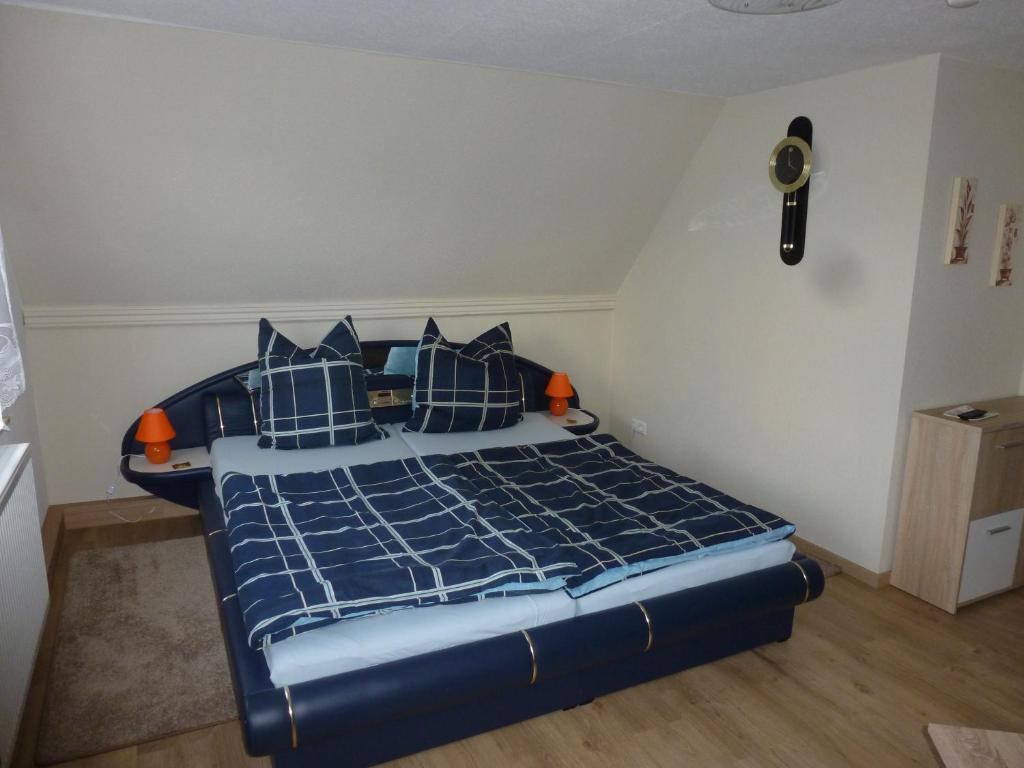 Schlafzimmer mit einem Bett mit blauer Bettwäsche und Kissen in der Unterkunft Ferienwohnung Großmann in Dresden