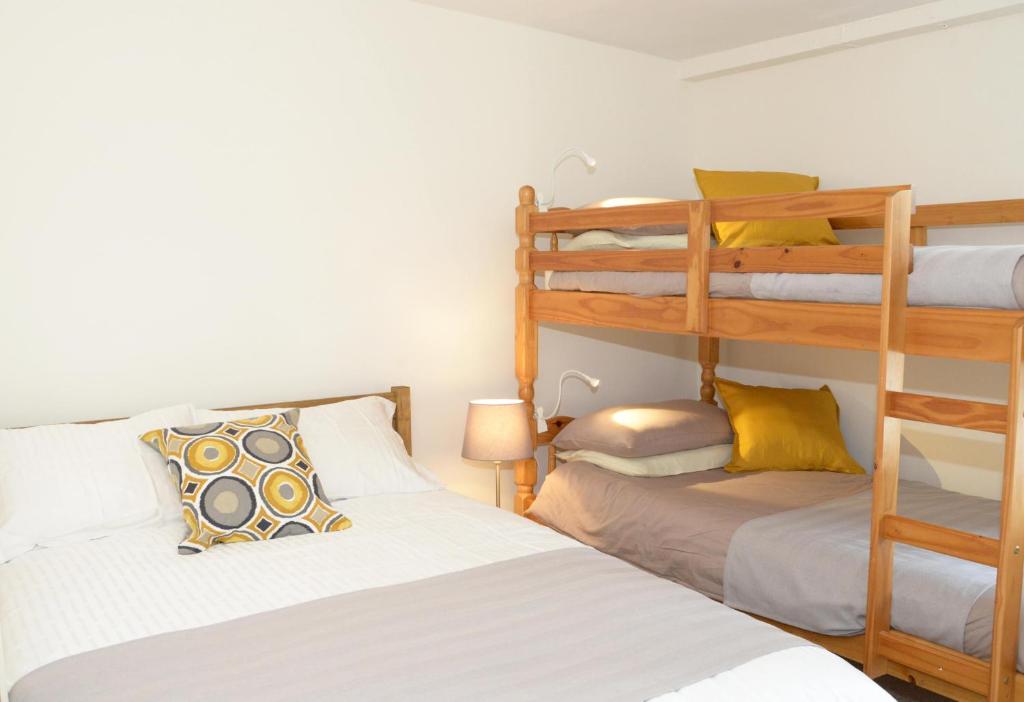 Postel nebo postele na pokoji v ubytování Gallt y Glyn Hostel