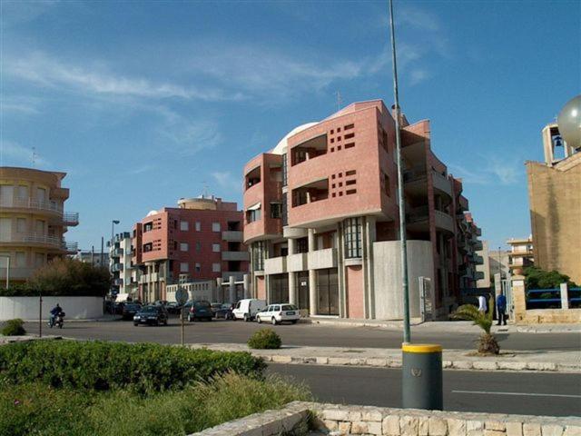 budynek po stronie ulicy z budynkami w obiekcie Appartamento Residence Baia Blu w mieście Gallipoli