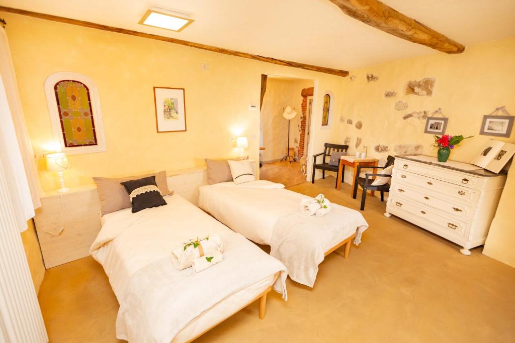 Pettinengoにあるb&b Balcone del Bielleseのベッドルーム1室(ベッド2台、ドレッサー付)