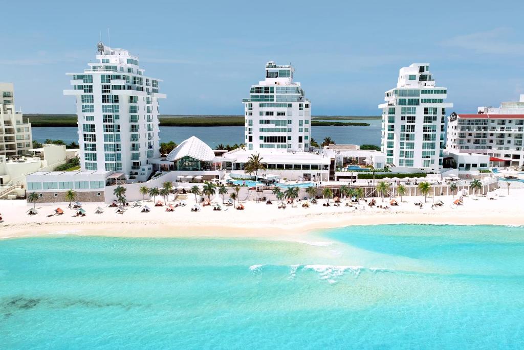 Blick auf den Strand vor den Gebäuden in der Unterkunft Oleo Cancun Playa All Inclusive Resort in Cancún