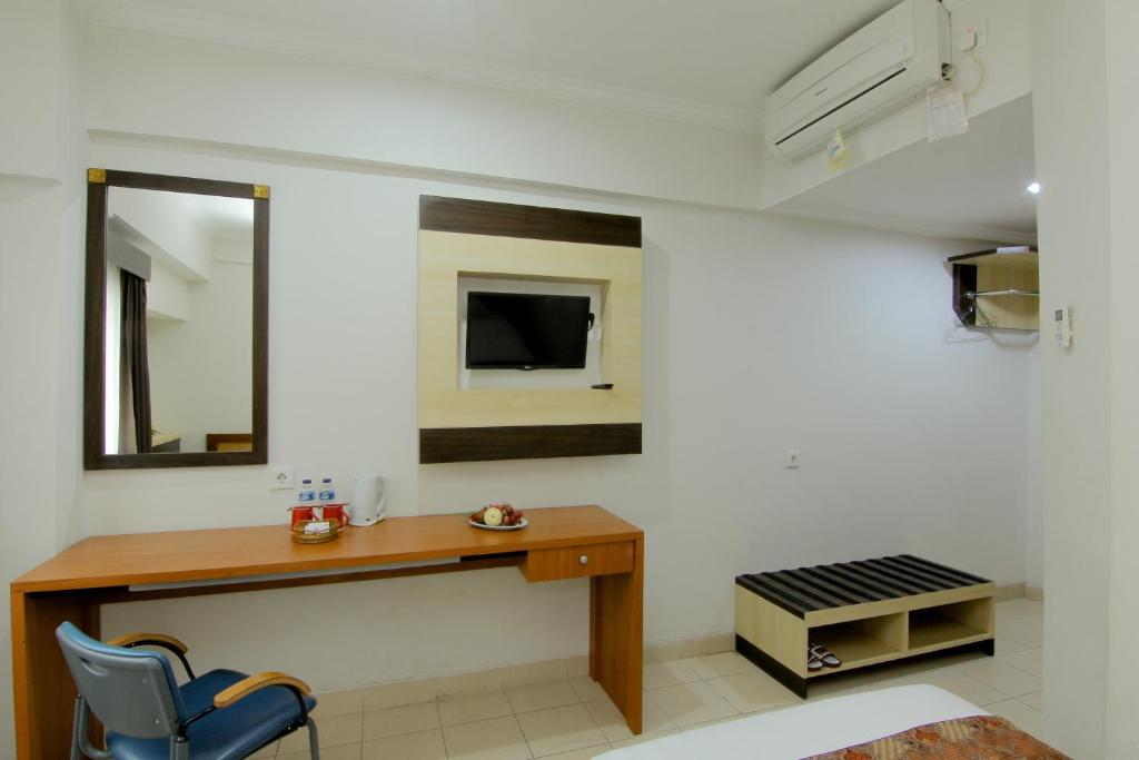 TV a/nebo společenská místnost v ubytování University Hotel Yogyakarta