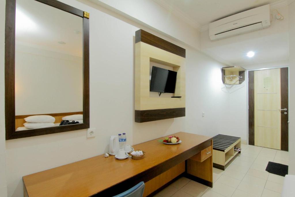 TV a/nebo společenská místnost v ubytování University Hotel Yogyakarta