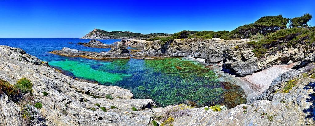 シス・フール・レ・プラージュにあるBoost Your Immo Six Fours Les Plages Bagatelle 38の岩場の大きな水のプール