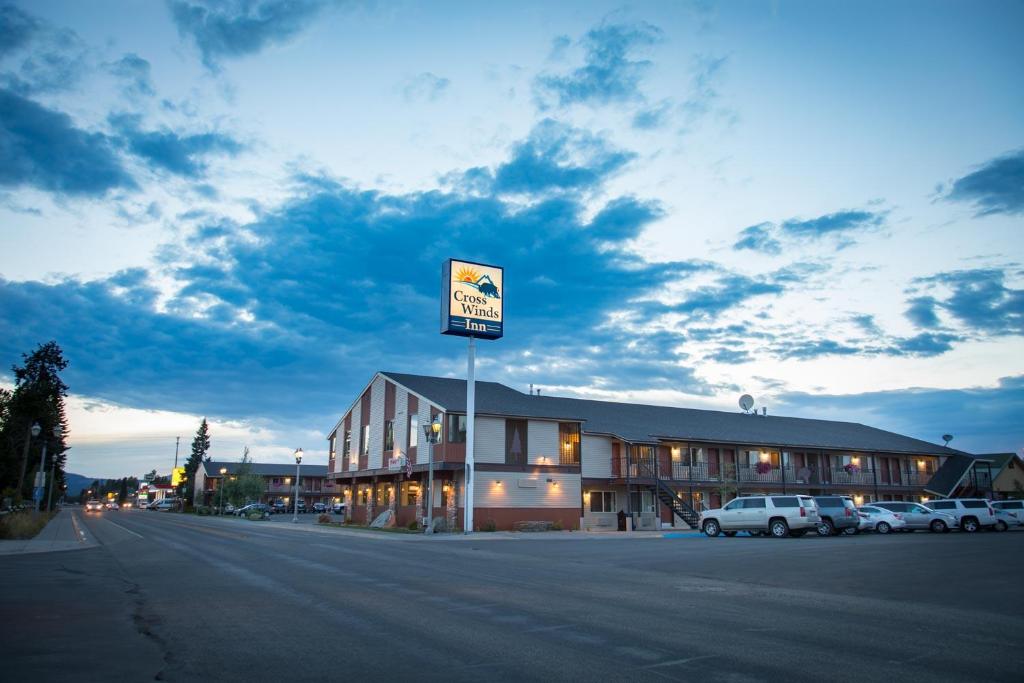 een gebouw met een bord in het midden van een straat bij Crosswinds Inn in West Yellowstone