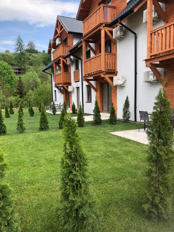シュツァブニツァにあるApartament Homole D2の緑の庭のある家の景色