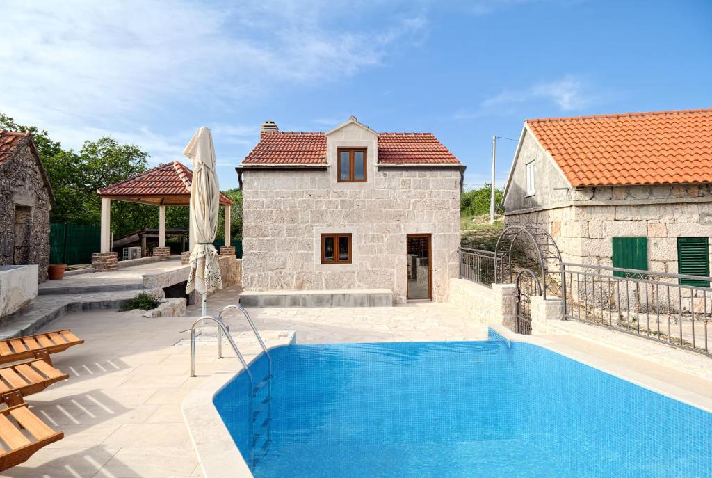 Villa Mons