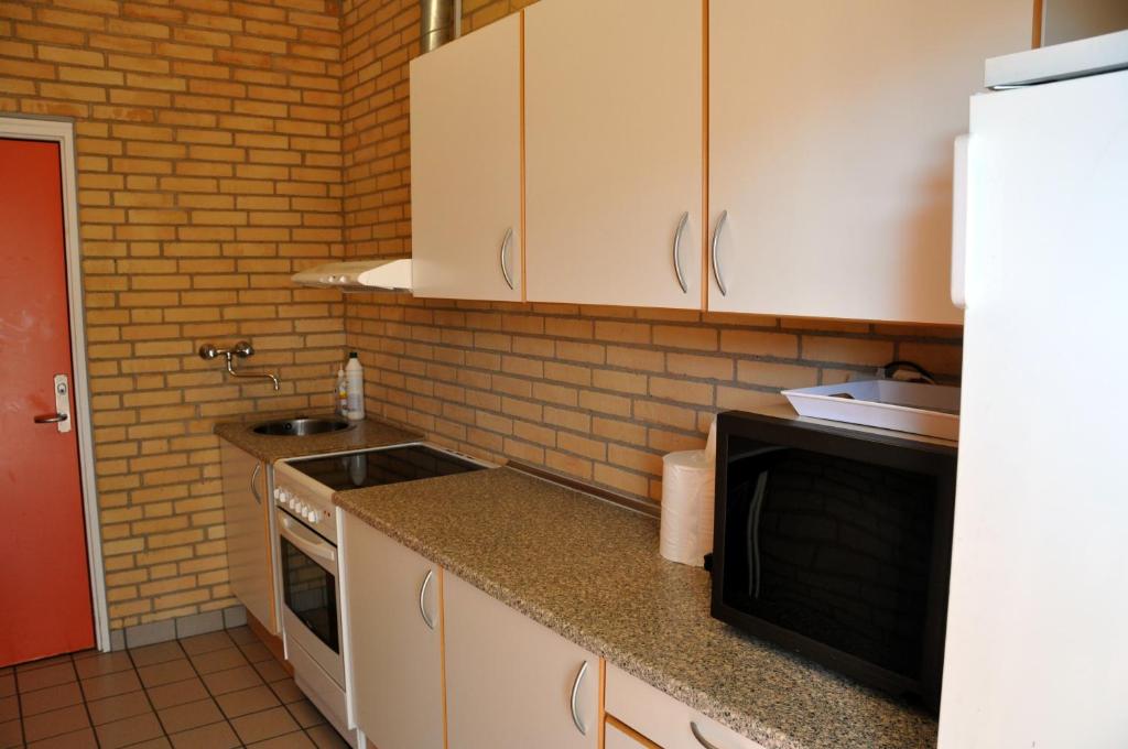 Kuchyň nebo kuchyňský kout v ubytování Løkken Hostel