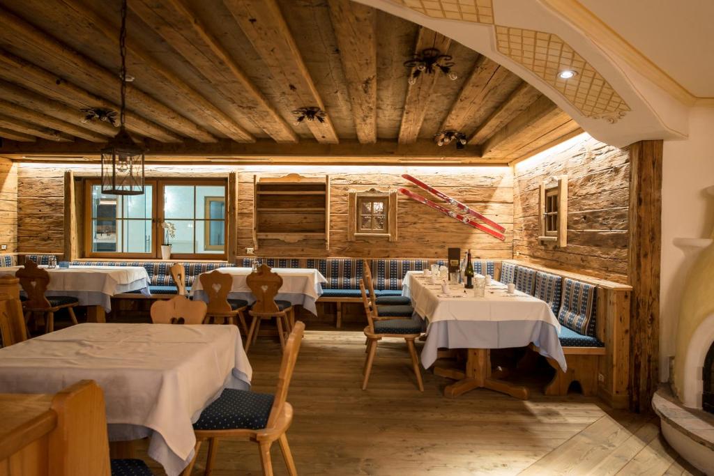 A restaurant or other place to eat at Alpenhotel Plaza