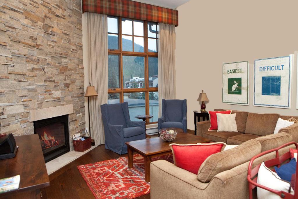 ein Wohnzimmer mit einem Sofa und einem Kamin in der Unterkunft 610 west lionshead circle unit 216 in Vail