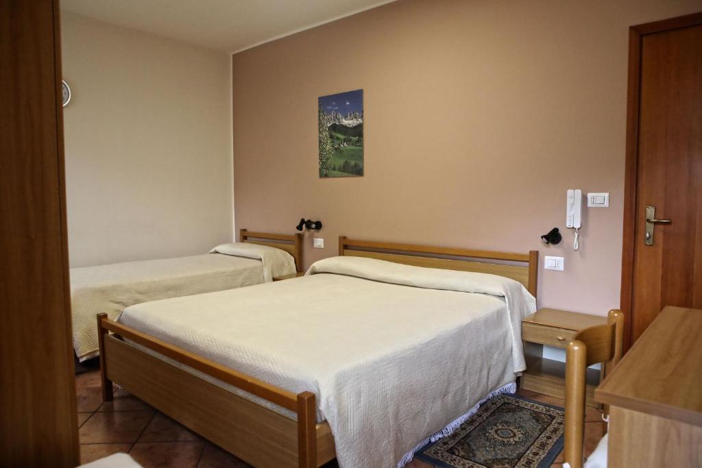 Pokój szpitalny z dwoma łóżkami w obiekcie Albergo Gusmeroli w mieście Tirano