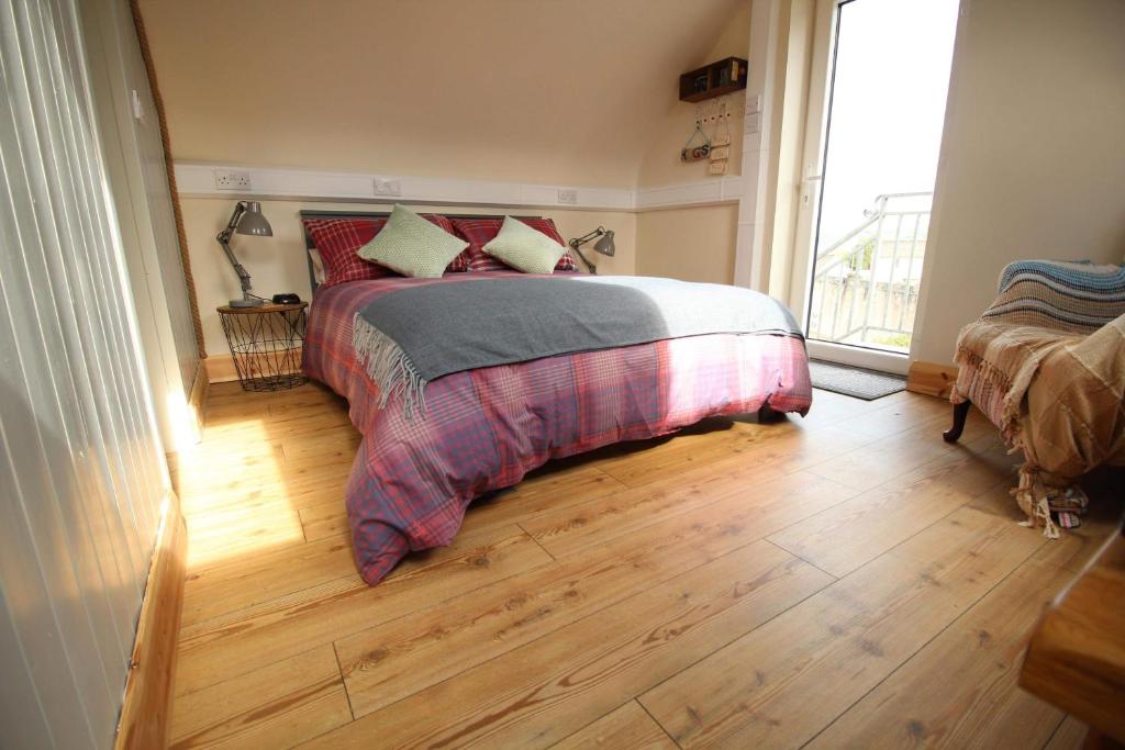 Un pat sau paturi într-o cameră la McHugh's Loft