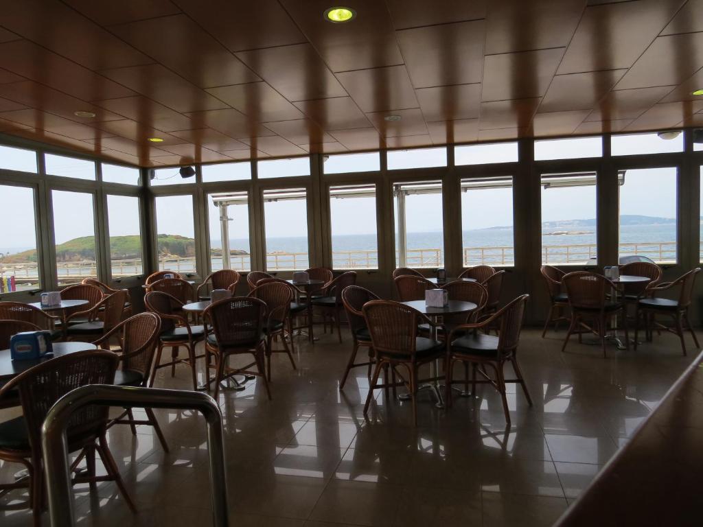 Reštaurácia alebo iné gastronomické zariadenie v ubytovaní Hotel La Lanzada