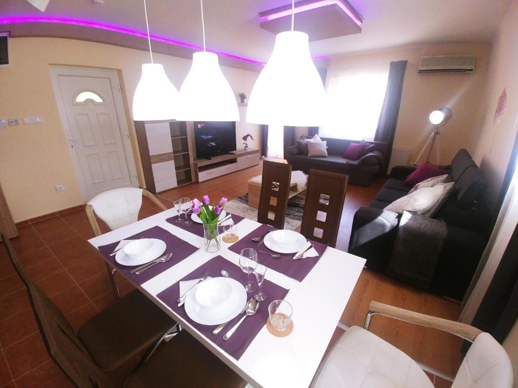 Posezení v ubytování Sarok Apartmanház