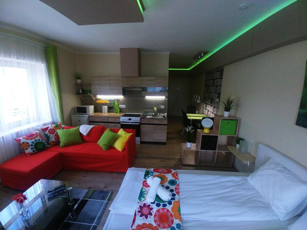 Postel nebo postele na pokoji v ubytování Sarok Apartmanház