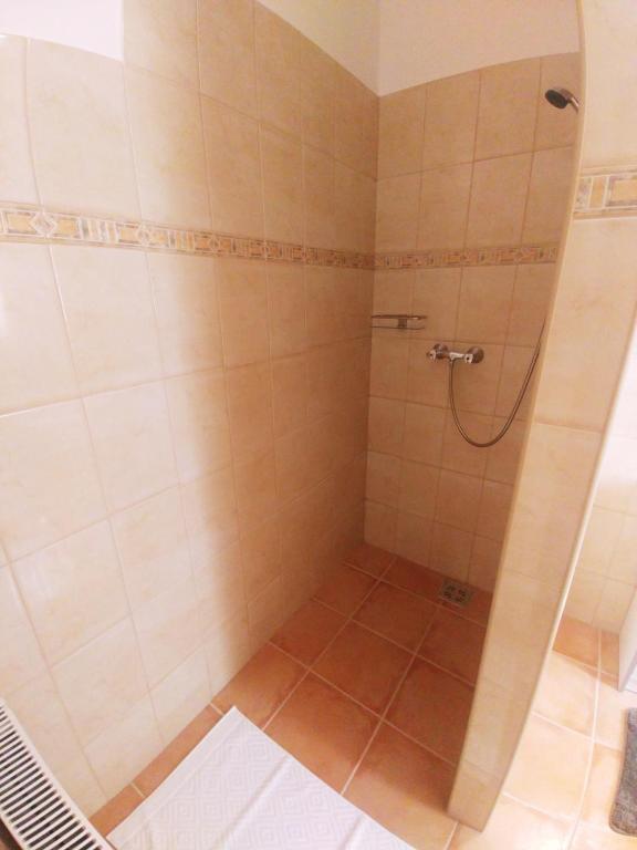 Koupelna v ubytování Sarok Apartmanház