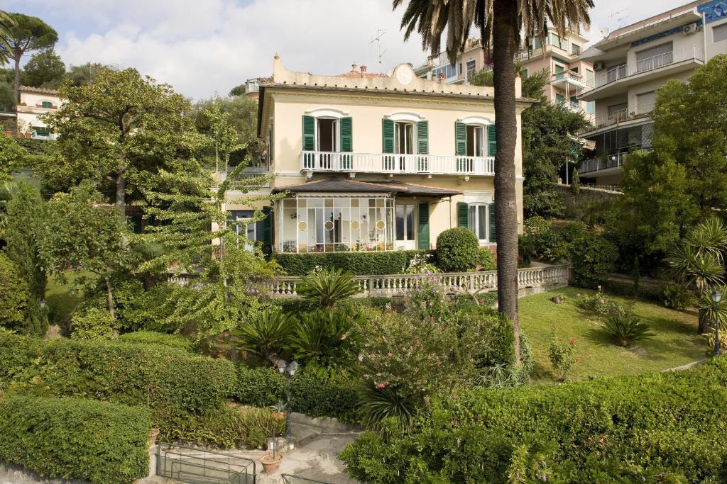 an aerial view of a house with trees and bushes at Villa Olimpo in Rapallo